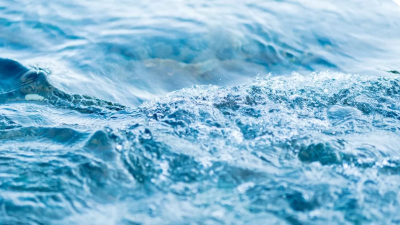 Nằm mơ thấy nước đ&aacute;nh con g&igrave; khi nh&igrave;n thấy to&agrave;n nước biển