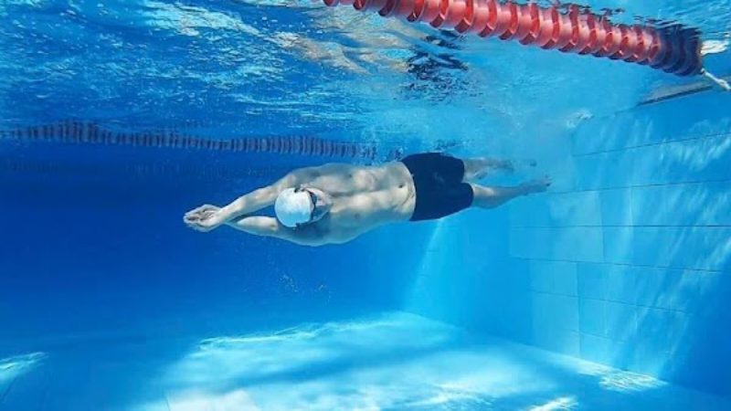 Nằm mơ thấy nước đ&aacute;nh số g&igrave; khi thấy bạn m&igrave;nh đang bơi dưới nước